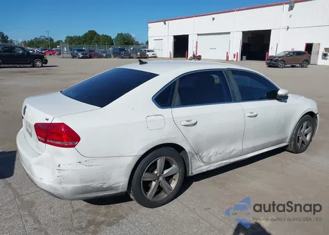 2013 Volkswagen Passat 2.5L Se z USA, uszkodzony, nr VIN 1VWBH7A37DC085262